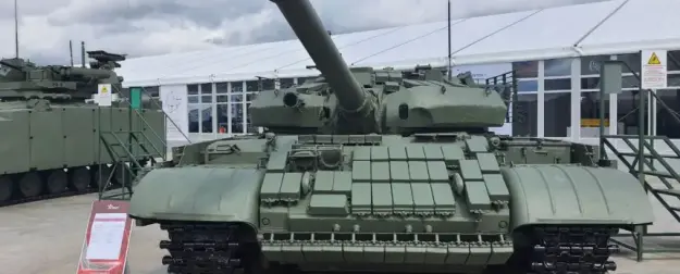 Танки-ветераны дают газу: Т-62М удивляет ускорением на шоссе