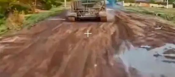Дрон снял точное попадание в механика-водителя бронемашины на базе Т-72 ВСУ Дрон снял точное попадание в механика-водителя бронемашины на базе Т-72 ВСУ