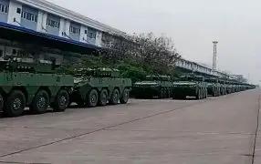 Очевидец снял гигантскую колонну новейших колесных БМП в Китае