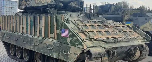 Взрыв находящихся внутри M2A2 Bradley ракет TOW превращает БМП в металлолом Взрыв находящихся внутри M2A2 Bradley ракет TOW превращает БМП в металлолом