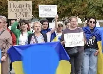 «Отдайте Донбасс России!» - родственники ВСУшников на митинге в Николаеве