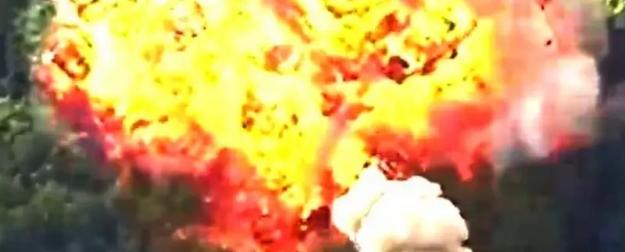 Мощный взрыв, высоко подбросивший башню Т-72 ВСУ, показали на видео Мощный взрыв, высоко подбросивший башню Т-72 ВСУ, показали на видео
