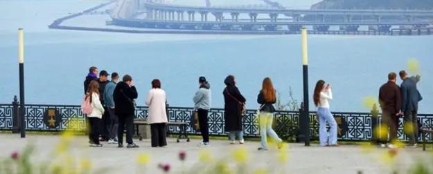 Украинские дроноводы в растерянности: Русские избавились от мостов в Крым