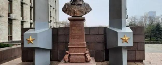 От книжных витрин до повреждённых ТЭС: контрасты сегодняшнего Донецка