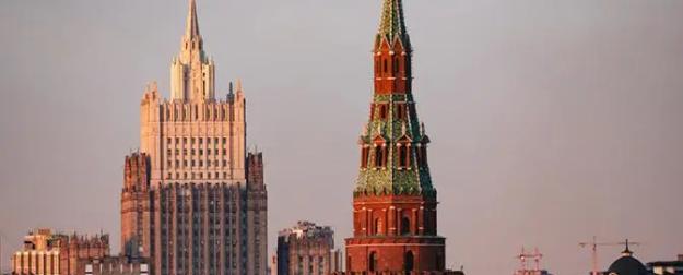 Какой длины в километрах «красные линии» Кремля?