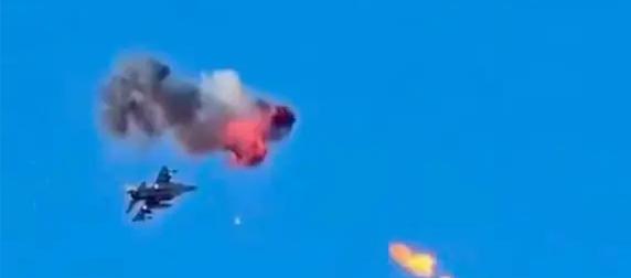 Израильский F-16 пролетел сквозь облако осколков БПЛА Shahed-136 Израильский F-16 пролетел сквозь облако осколков БПЛА Shahed-136
