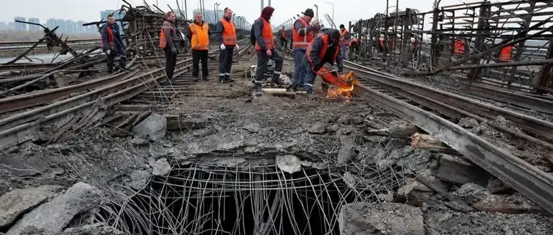 Дыры в Южном мосту в Киеве проделала баллистика неустановленного типа