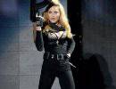 Мадонна позирует с АК-47