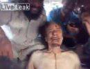 Ливийские повстанцы используют тело Каддафи в качестве марионетки