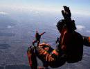 Австрийский парашютист собирается во время прыжка развить сверхзвуковую скорость