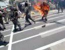 Участник военного парада в Перу в огне