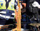 Гондурасская полиция конфисковала золотой автомат Калашникова