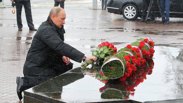 Путин возложил цветы к памятнику погибшим псковским десантникам