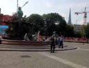 Полиция Берлина застрелила голого мужчину, резавшего себя ножом в фонтане