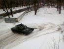 Дрифт на танке Т-80: заодно и снег убрали