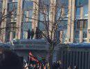 В Луганске митингующие захватили оружие из здания СБУ