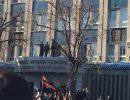 В Луганске митингующие захватили оружие из здания СБУ В Луганске митингующие захватили оружие из здания СБУ