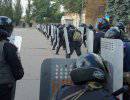 Митингующие пытаются захватить военную часть Нацгвардии в Донецке