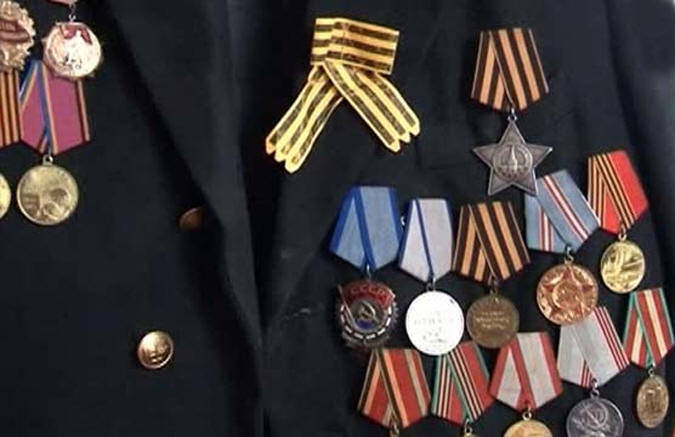 90-летний ветеран обучает новобранцев ополчения тактике общевойскового боя 90-летний ветеран обучает новобранцев ополчения тактике общевойскового боя