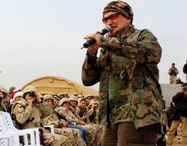 Военные США отдают дань памяти и уважения покойному Робину Уильямсу Военные США отдают дань памяти и уважения покойному Робину Уильямсу