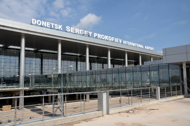 Аэропорт Донецка окружен силами ополчения, но удерживается украинской армией