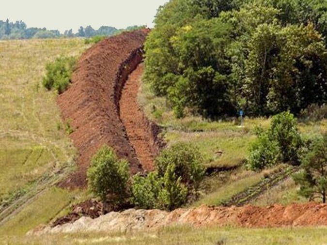 В Сумской области Украины на границе с Россией выкопали 60 км рва