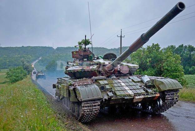 Киев перебрасывает бронетехнику к границе с Россией Киев перебрасывает бронетехнику к границе с Россией