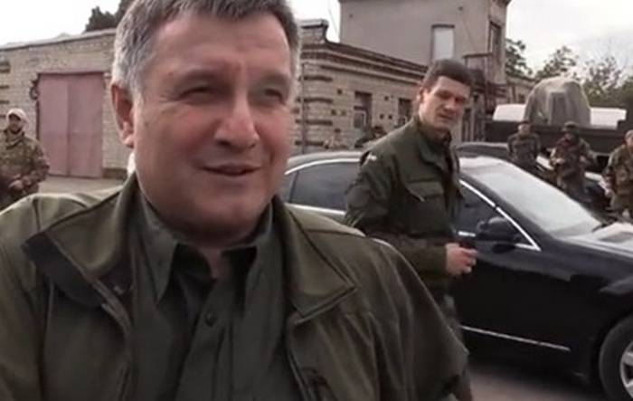 Глава МВД Украины Аваков продемонстрировал собственное оружие Глава МВД Украины Аваков продемонстрировал собственное оружие
