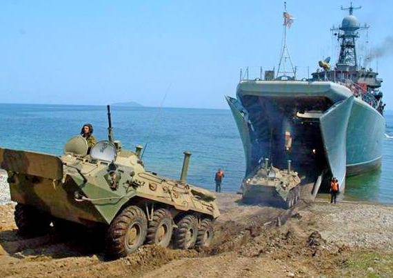 Россия стянула десантные корабли, танки и самолеты к границе Украины и Крыма