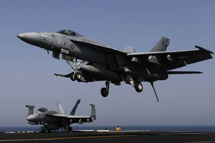 США нанесли первый авиаудар по позициям боевиков ИГИЛ