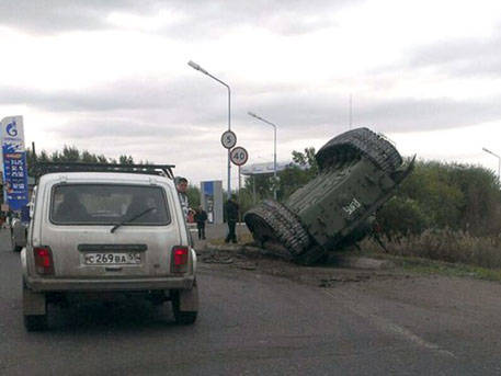 В Омске на дороге перевернулся танк Т-72