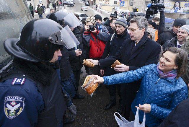 Виктория Нуланд привезла на Украину технику для погранвойск