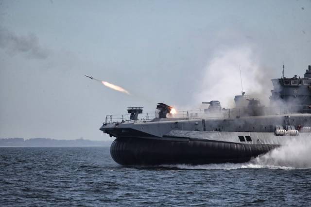 Крупнейший в мире МДКВП «Евгений Кочешков» выполнил артиллерийские стрельбы