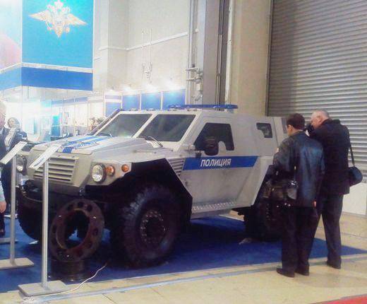 В Москве показали новейший штурмовой плавающий бронеавтомобиль "Ансырь"