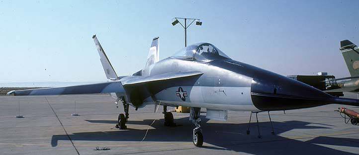 Экспериментальный истребитель Northrop YF-17 «Cobra» (США) Экспериментальный истребитель Northrop YF-17 «Cobra» (США)
