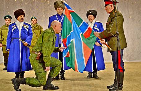 В Луганске атаман Союза казаков России передал флаг погранвойскам ЛНР В Луганске атаман Союза казаков России передал флаг погранвойскам ЛНР