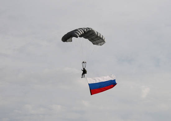 Российские десантники раскрыли парашюты в небе Сербии
