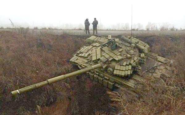 Украинский танк провалился в «противороссийский» ров на границе