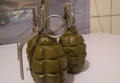 Украинский солдат отправил своей девушке посылку со взрывчаткой и гранатами