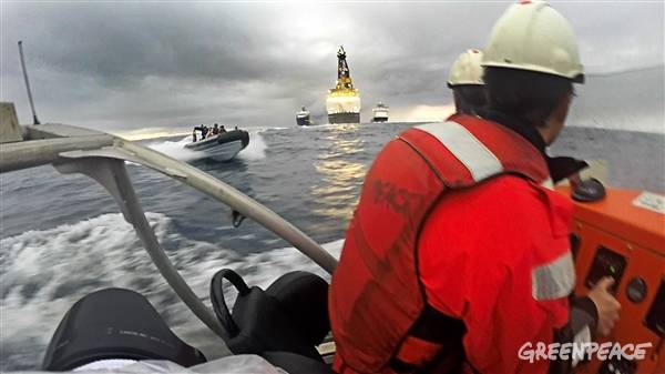 Испанские военные атаковали экологов с судна Arctic Sunrise