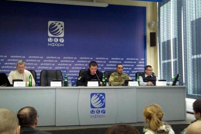 Семенченко предлагает создать Украинскую военную организацию и принять закон о гражданском оружии Семенченко предлагает создать Украинскую военную организацию и принять закон о гражданском оружии