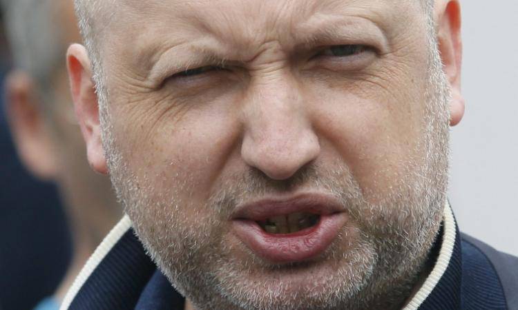 Турчинов допускает возможность введения военного положения на Украине