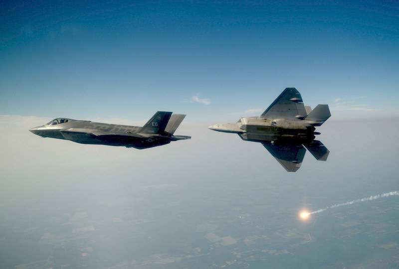 Американские пилоты выступают против замены самолетов F-22 на новые F-35
