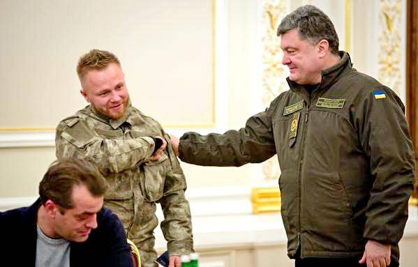 Порошенко вручил украинский паспорт белорусу-наемнику за убийства жителей Донбасса