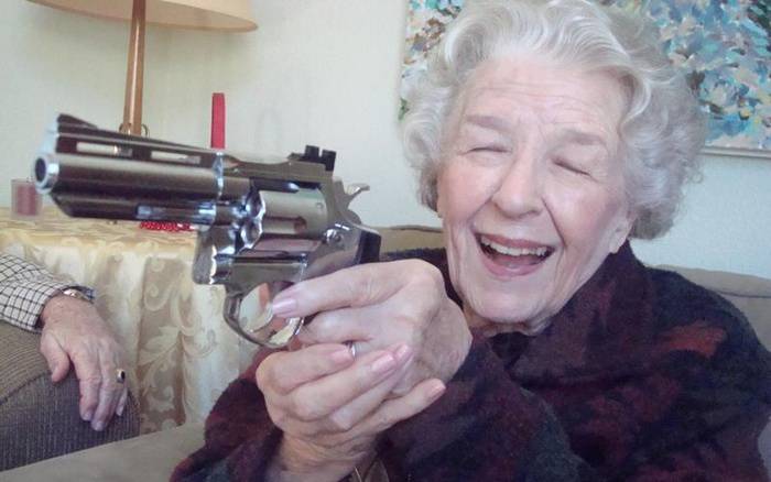 Бабушка вступила в перестрелку с вооруженными грабителями