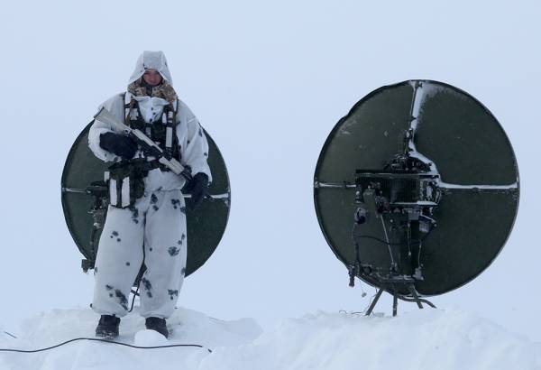 Командующий Северным флотом проверил условия размещения военнослужащих арктической бригады