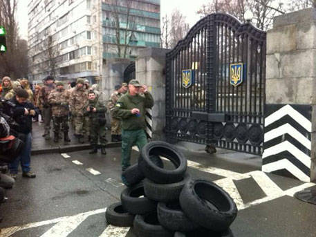 Бойцы расформированного «Айдара» штурмуют министерство обороны Украины
