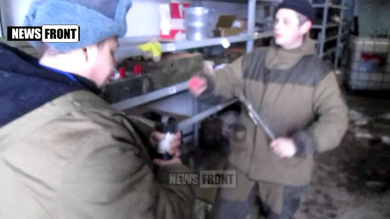 Минометчики батальона "Восток" Луцык и Круг снаряжают мины