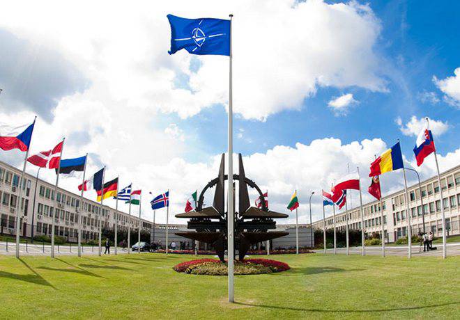 2015: НАТО делает «пальцы веером»