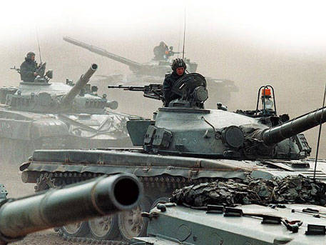 НАТО стягивает тяжелое вооружение к белорусской границе